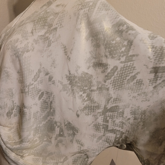 Jennifer Lopez Snake Print Drapey Twist Hem Top XS - Picture 3 of 8